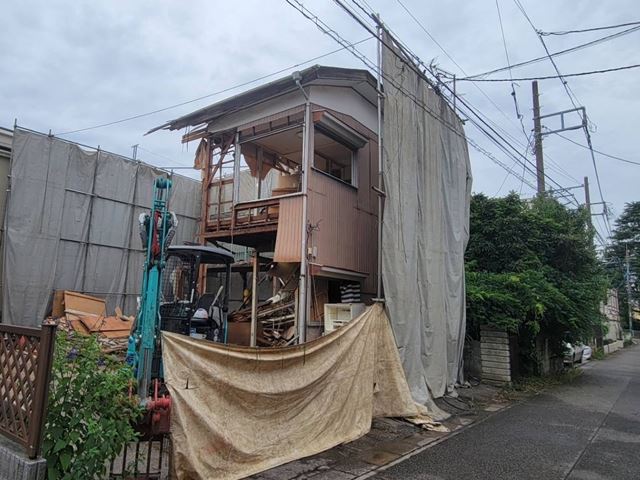 木造２階建て家屋解体工事(神奈川県相模原市南区東林間)　工事前の様子です。